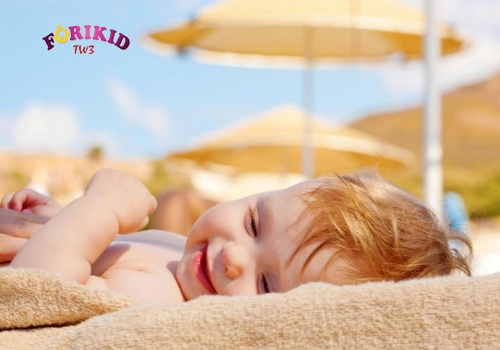 Tắm nắng hàng ngày tránh trẻ bị đổ mồ hôi trộm khi ngủ