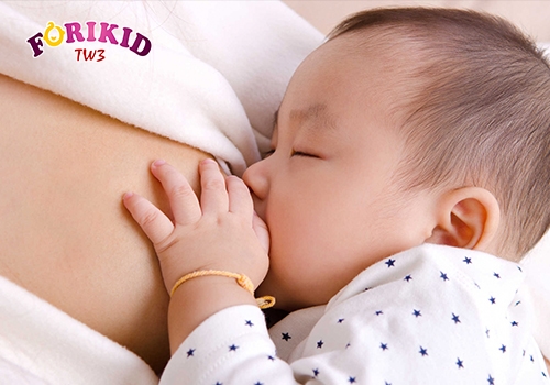Trẻ sơ sinh cần được bú sữa mẹ để tăng cường hệ miễn dịch