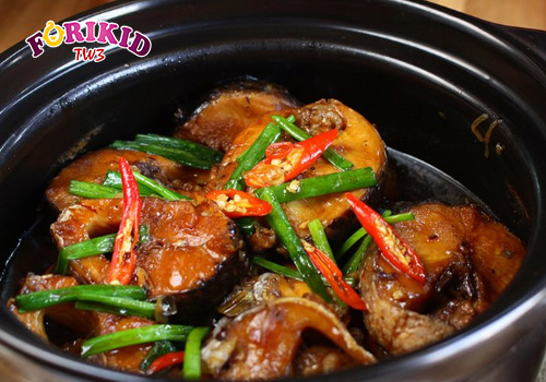 Cá kho tộ cho trẻ 3 tuổi biếng ăn