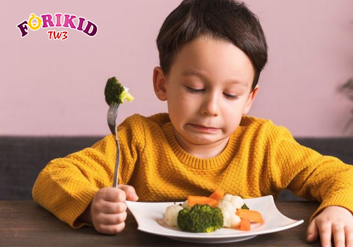 Trẻ biếng ăn cảm thấy chán nản mỗi khi phải ngồi vào bàn ăn