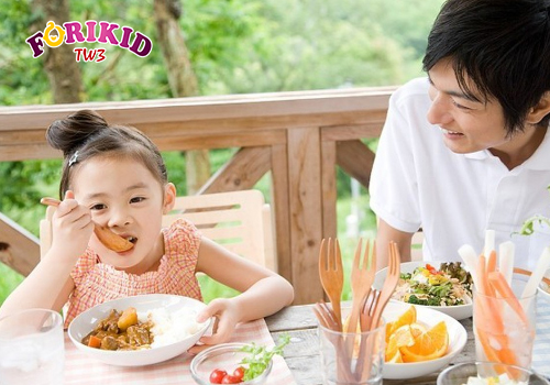 Tạo cho bé thói tự giác trong ăn uống