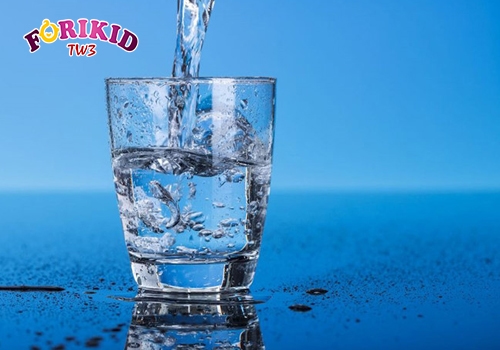 Uống đủ nước giúp hạn chế chứng táo bón
