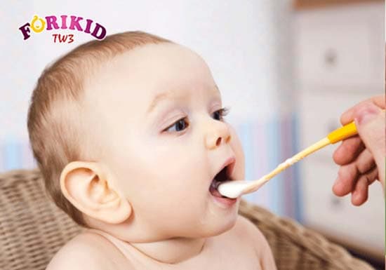 Khi trẻ mọc răng mẹ nên cho bé ăn thức ăn mềm dễ nuốt