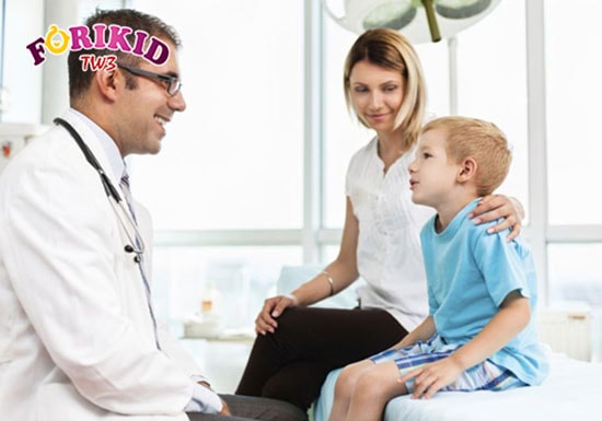 Khi trẻ có các dấu hiệu đái dầm bệnh lý mẹ nên cho trẻ đi khám bác sĩ