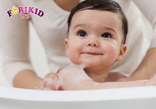 Cần dùng sữa tắm chuyên dụng khi tắm cho bé.