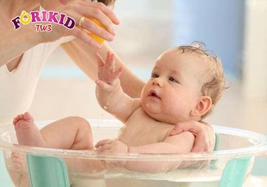 Nước tắm bằng lá thiên nhiên dịu nhẹ, an toàn cho trẻ bị rôm sảy