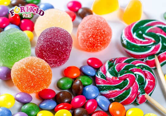 Bánh kẹo và các thực phẩm nhiều đường cũng gây ra tình trạng nóng trong ở trẻ