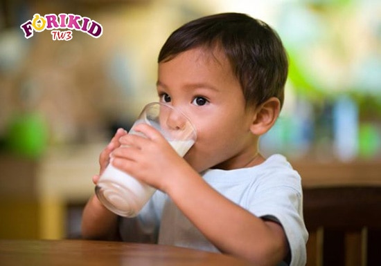 Kiểm tra sữa công thức sẽ giúp hạn chế nguy cơ bị nóng trong và táo bón ra máu ở trẻ 2 tuổi