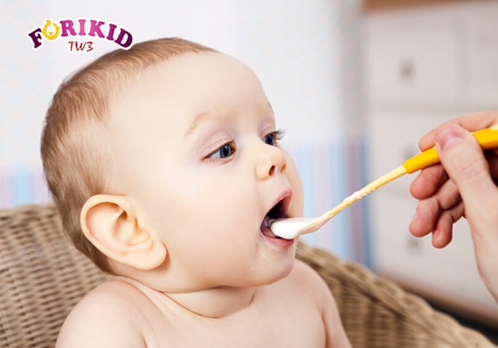 Cho bé ăn sữa chua hoặc các sản phẩm lên men từ sữa sẽ kích thích hệ tiêu hóa hoạt động ổn định hơn