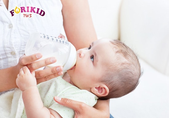 Trong sữa công thức có thể chứa thành phần khiến bé bị nóng và gây ra táo bón