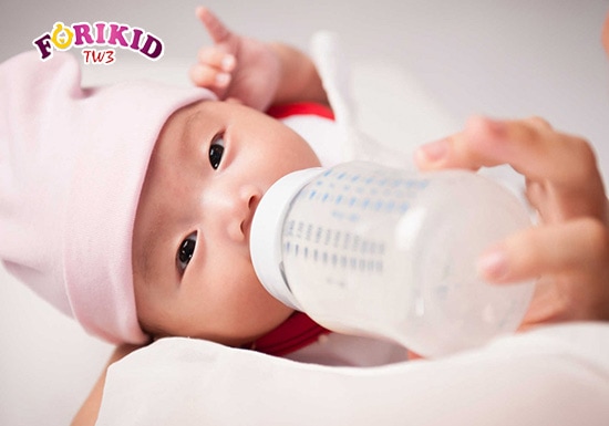 Sử dụng sữa công thức quá sớm cũng có thể khiến bé 4 tháng tuổi táo bón
