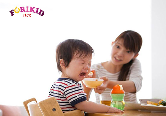 Việc bé sợ bữa ăn cũng có thể khiến trẻ ăn không ngon miệng nữa