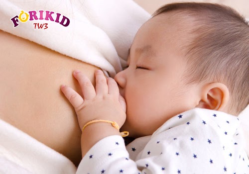 Tăng cường bú mẹ là cách giúp tăng lượng nước trong cơ thể cho bé 4 tháng tuổi