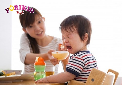 Khi trẻ suy nhược cơ thể, bé sẽ chán ăn, không muốn ăn