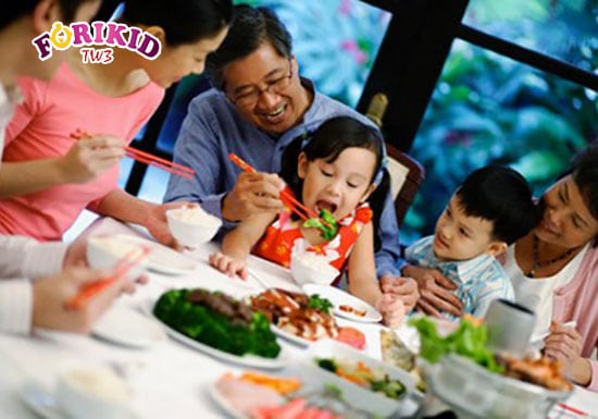 Không gian vui vẻ trên bữa ăn sẽ giúp cho bé ăn ngon, tránh việc biếng ăn