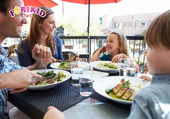 Thay đổi không gian bữa ăn ra ngoài trời sẽ tạo cảm hứng và giúp bé nhà bạn ăn ngon miệng hơn