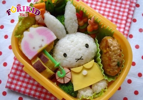 Hình ảnh chú thỏ đáng yêu  khơi gợi sự thích thú của trẻ với bữa ăn
