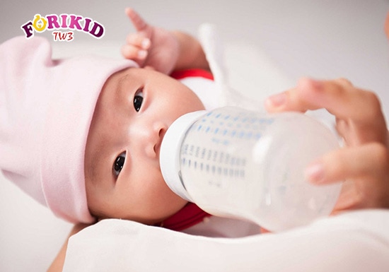 Sữa bình, sữa công thức cũng có thể gây nóng trong, táo bón ở trẻ 3 tháng tuổi