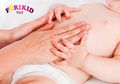 Massage là biện pháp giúp nhu động ruột hoạt động tốt cũng như giải quyết táo bón ở trẻ 1 tháng tuổi hiệu quả