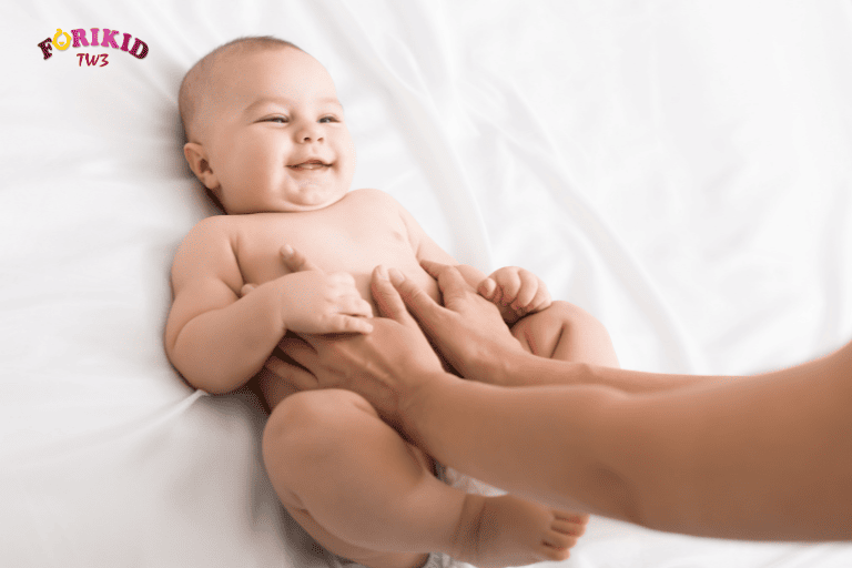 Massage vùng bụng của bé theo chiều kim đồng hồ, để cải thiện tiêu hóa cho trẻ